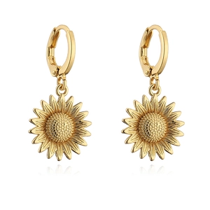 Squisiti orecchini pendenti a girasole dorati con chiusura a cerchio e texture a petalo