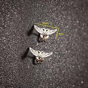 Elegante Ohrstecker in Flügelform aus poliertem Silber, Maße 12 mm x 4 mm groß
