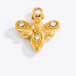 Vue macro d'un pendentif abeille doré avec zircon blanc et textures métalliques