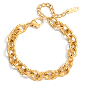 Détail d'un bracelet gourmette en acier inoxydable doré avec fermoir mousqueton robuste
