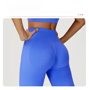 Gros plan sur le legging de yoga bleu sans couture à taille haute avec design push-up