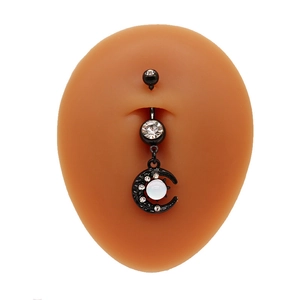 Détail macro du piercing de nombril lune noire avec opale et cristaux sur modèle silicone