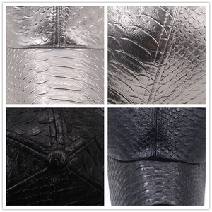 Détails de la texture peau de serpent et coutures sur casquettes en cuir PU argent et noir