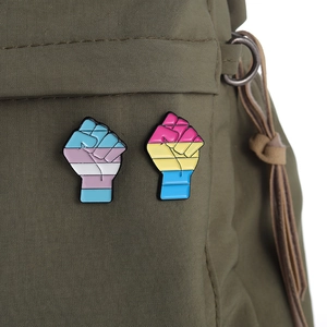 Set de pines de esmalte con puño arcoíris en bolso para la diversidad cultural