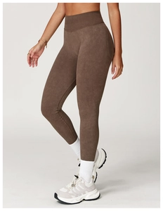 Detail der nahtlosen High-Waist Yoga-Hose in Kaffee-Braun mit breitem Bauchweg-Bund