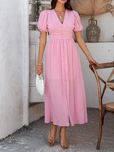 Detail eines rosa Kleides mit V-Ausschnitt, Puffärmeln und hoher Taille mit Knöpfen
