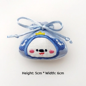 Détail de mini sac brodé de dessin animé bleu avec cordon et dimensions de 5 cm x 6 cm