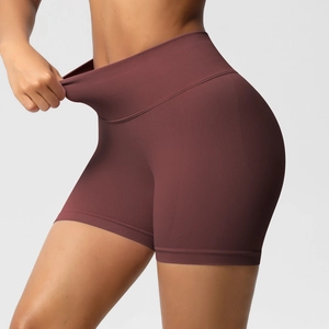 Détail de la taille haute sans couture extensible sur le short de yoga rouge foncé