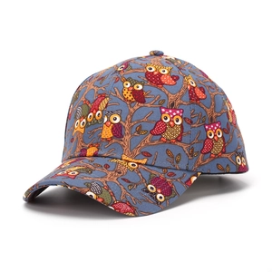 Détail d'une casquette de baseball avec imprimés hiboux et visière courbée en coton