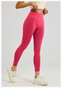 Détail du legging de yoga taille haute rose vif montrant le tissu élastique de sport
