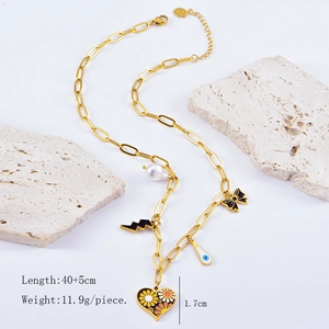 Détail du collier chaîne trombone avec breloques perle, cœur fleuri et éclair