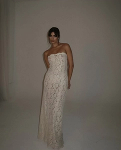 Witte vloerlange kanten strapless jurk met een slanke pasvorm en getailleerd ontwerp