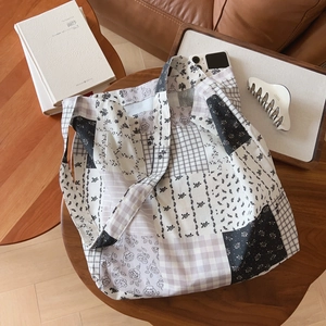 Détail d'un grand sac cabas en coton patchwork avec des motifs floraux de style vintage