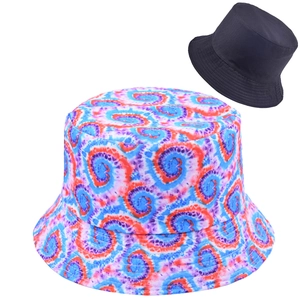 Detalle de gorro de pescador desteñido colorido junto a un sombrero de lona azul