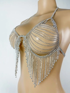 Detaillierte Seitenansicht der funkelnden silbernen Strass-Körperkette auf Mannequin