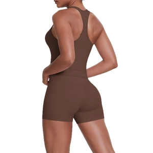 Ensemble de sport marron avec brassière dos nageur et short taille haute pour yoga