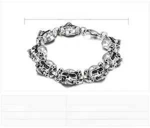 Vue détaillée du bracelet punk tête de mort en acier inoxydable argenté de 22 mm