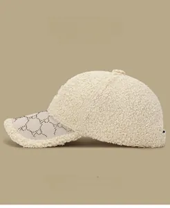 Gros plan de la casquette de baseball en polaire pelucheuse avec motifs en strass