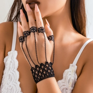 Bracciale anello gotico in pizzo con catene metalliche e nappe coniche da donna