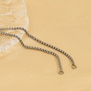 Detailaufnahme der silbernen Edelstahl-Box-Kette mit rundem Biegering am Ende