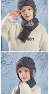 Dettaglio del set cappello e sciarpa in maglia grigia con motivo a orso per bambini