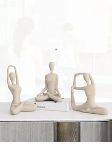 Set di tre figurine yoga in pietra arenaria in varie pose per un decoro moderno