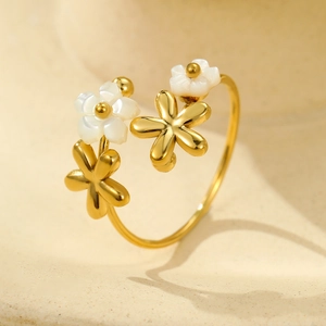 Elegant 18K gold-plated floral ring with white shells and zirconia on sand