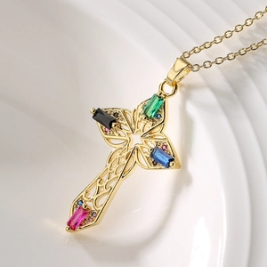 Collier plaqué or 18 carats avec pendentif croix, pierres précieuses et cristaux brillants