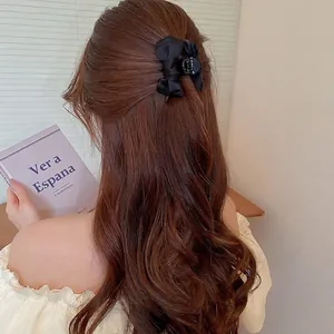 Elegante pinza per capelli con grande fiocco nero per acconciature minimaliste