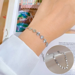 Dettaglio del bracciale a catena con dischi argentati a raggiera e chiusura regolabile