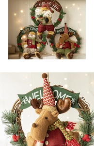 Détail de couronne de Noël avec renne en peluche et rotin tissé, décoration de porte
