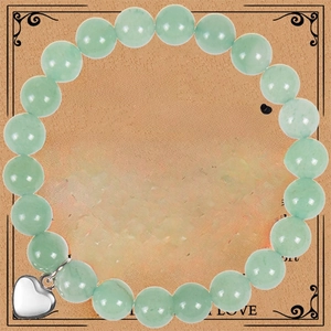 Bracelet en perles de pierre naturelle vert clair avec pendentif cœur argenté
