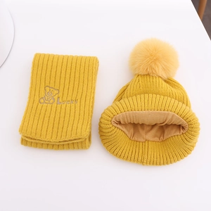Gelbes Strickset für Kinder mit Mütze, Schal und süßer Bärenbestickung für den Winter