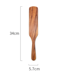 Detailansicht mit 34 cm Länge und 5,7 cm Breite des Pfannenwenders aus Teakholz