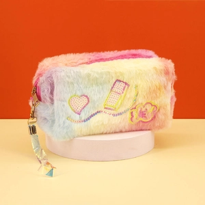 Regenbogen Plüsch Kosmetiktasche mit Pailletten Herz Motiven auf einem Präsentationsständer