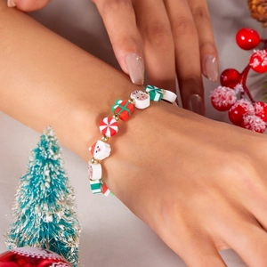 Nahaufnahme eines festlichen Weihnachtsarmbands mit Perlen, Weihnachtsmann und Rentier