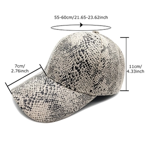 Berretto da baseball con stampa serpente beige e grigio con cinturino regolabile