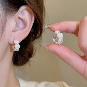 Elegante C-förmige Perlenohrringe mit Silbernadeln und kleinen Diamanten für Damen