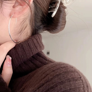 Minimalist 925 sterling silver hoop earrings shown on a model with hair claw clip