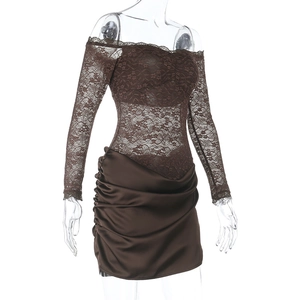 Détails du corsage en dentelle à épaules dénudées et jupe en satin plissé marron