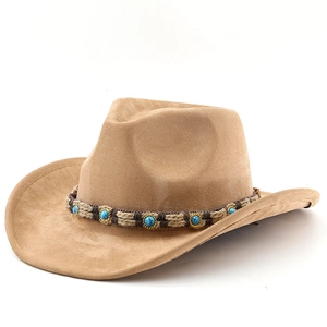 Détail du chapeau de cowboy en daim avec bande tressée et perles turquoise