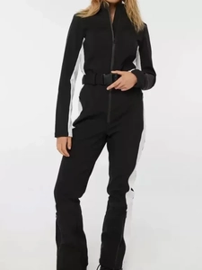 Détail d'une combinaison de ski noir et blanc avec panneaux contrastés et ceinture réglable
