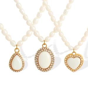 Elegante collana di perle con ciondoli a goccia, ovali e a cuore dorati e con cristalli