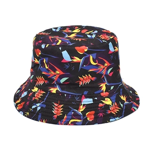 Bob réversible unisexe avec imprimé floral tropical coloré sur un fond noir intense