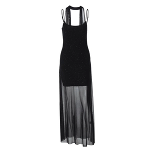 Détail du tissu en maille transparente avec paillettes sur une robe noire à bretelles