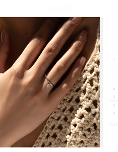 Makroaufnahme eines minimalistischen S925 Silberrings mit zartem Sternanhänger am Finger