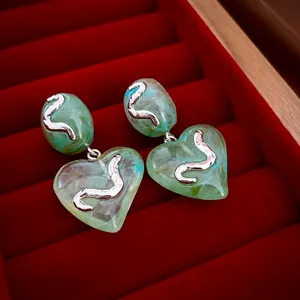 Retro marble texture green resin heart dangle earrings in red velvet jewelry box