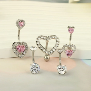 Vue détaillée de piercings de nombril en argent avec zircons roses et clairs en cœur