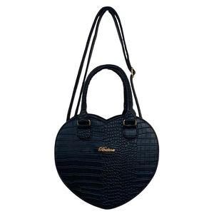 Gros plan du sac à main cœur à motif crocodile avec garniture dorée et logo Boston