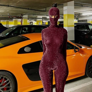 Détail d'un body bordeaux à strass avec masque assorti dans un style urbain tendance